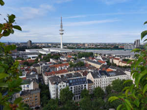 Blick von der Dachterrasse in Richtung Messehallen: Von HMUHH - Eigenes Werk, CC BY-SA 4.0, https://commons.wikimedia.org/w/index.php?curid=150850995